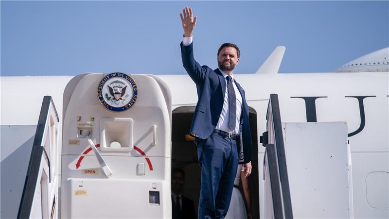 Vance: USA gegen israelische Annexion des Westjordanlands 23.10.2025, Israel, Tel Aviv: US-Vizepräsident JD Vance besteigt auf dem Ben-Gurion-Flughafen die Air Force Two auf dem Weg nach Washington.
