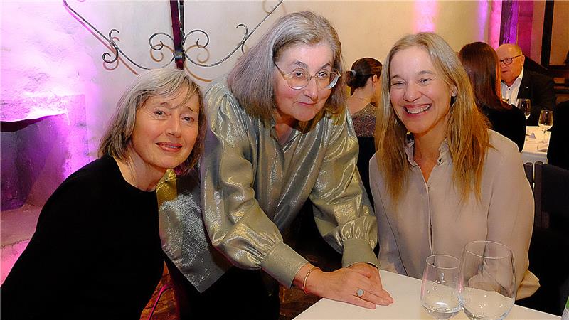 Von Kaiserringkeksen bis zu Faber-Castell-Stiften Am Rande des Kaisermahls im Großen Heiligen Kreuz tauscht sich Katharina Fritsch mit den Galeristinnen Stepanie Dorsey (rechts), Senior Director der Galerie Matthew Marks in New York, sowie mit Giesla Capitain (links) von der gleichnamigen Kölner Galerie aus.