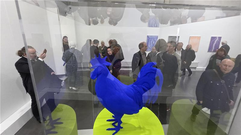 Magische Augenblicke zwischen gelbem Bier und blauen Männern Am liebsten würden ihn alle mal anfassen, den blauen Hahn mit der so samtig aussehenden Oberfläche: Es handelt sich um das Modell für den Hahn vom Trafalgar Square. Seit Ausstellungseröffnung hindert ein Kunststoffquader die Besucher daran, dem Drang nachzugehen.