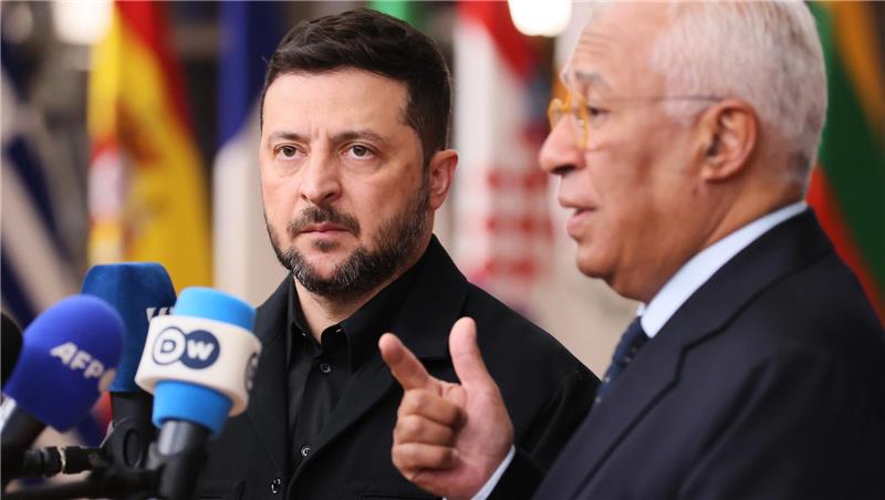 EU erhöht den Druck auf Russland Der ukrainische Präsident Wolodymyr Selenskyj (l) und Antonio Costa, Präsident des Europäischen Rates, sprechen mit den Medien, als sie zu einem EU-Gipfel im Gebäude des Europäischen Rates eintreffen.