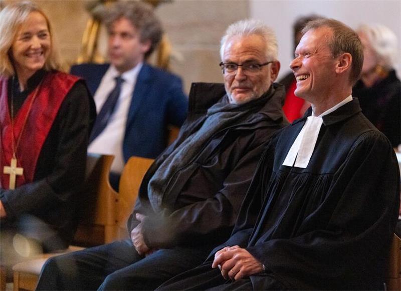 Abschied nach Jahrzehnten: Pfarrer Andreas Labuhn geht in den Ruhestand Er macht einen entspannten Eindruck: Pfarrer Andreas Labuhn (rechts) bei seiner Verabschiedung, die für ihn viele Momente des Dankes und der Freude bereithielt.