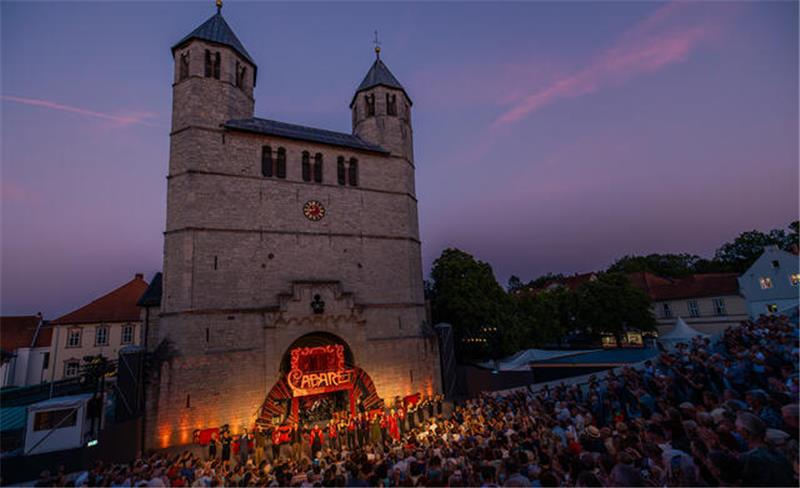Bad Gandersheim feiert die Beatles, „Hello Dolly“ und „Pinocchio“ Immer wieder ein Erlebnis: Die Abendstimmung bei den Gandersheimer Domfestspielen.