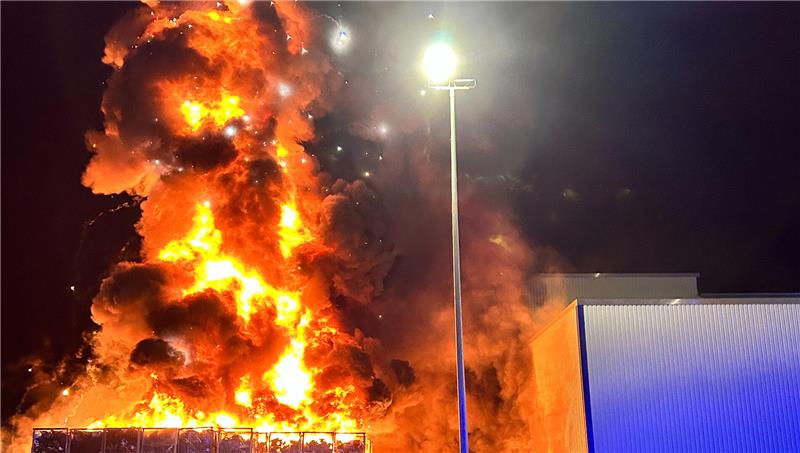 Riesige Rauchwolke: Großbrand bei Electrocycling in Harlingerode Meterhohe Flammen schlugen aus den Containern.