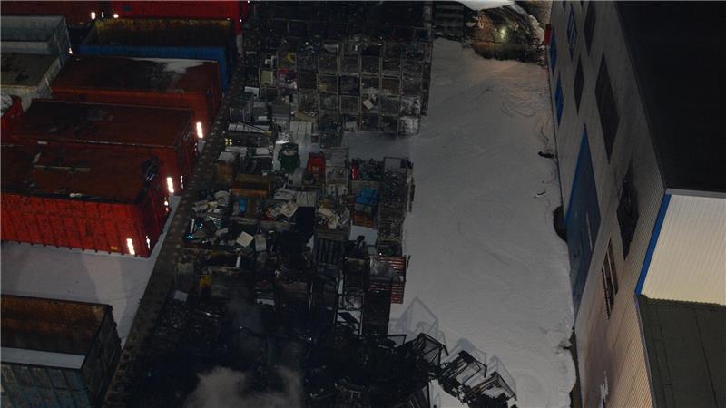 Riesige Rauchwolke: Großbrand bei Electrocycling in Harlingerode Mit Löschschaum konnte das Feuer gelöscht werden.