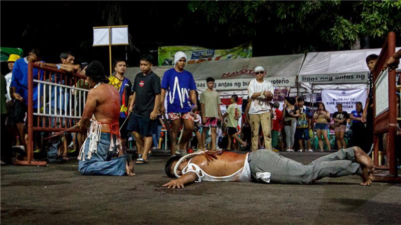 Blutige Karfreitags-Rituale auf den Philippinen Die katholische Kirche missbilligt diese blutigen Rituale.