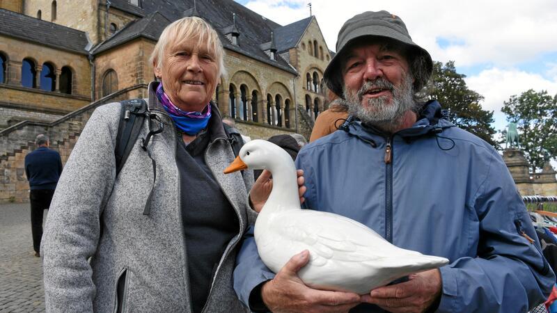 Flohmarkt und Weindorf sind auch ohne Musik Publikumsmagnete Anne Walthery und Pierre Couline sind aus Vise bei Lüttich gekommen, um sich Goslar anzusehen. Vom Flohmarkt nehmen sie das Wahrzeichen von Vise, eine Gans, mit.