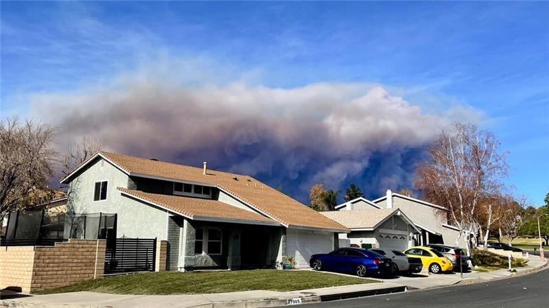 Flächenbrand nördlich von L.A. treibt Tausende in die Flucht Berichte über Gebäudeschäden durch das Hughes-Feuer gab es zunächst nicht.