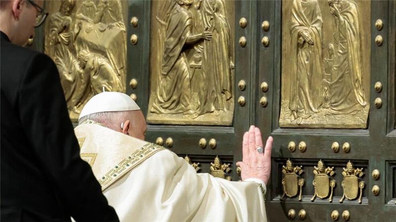 Papst öffnet Petersdom-Pforte und läutet Heiliges Jahr ein Das Heilige Jahr 2025 hat offiziell begonnen.