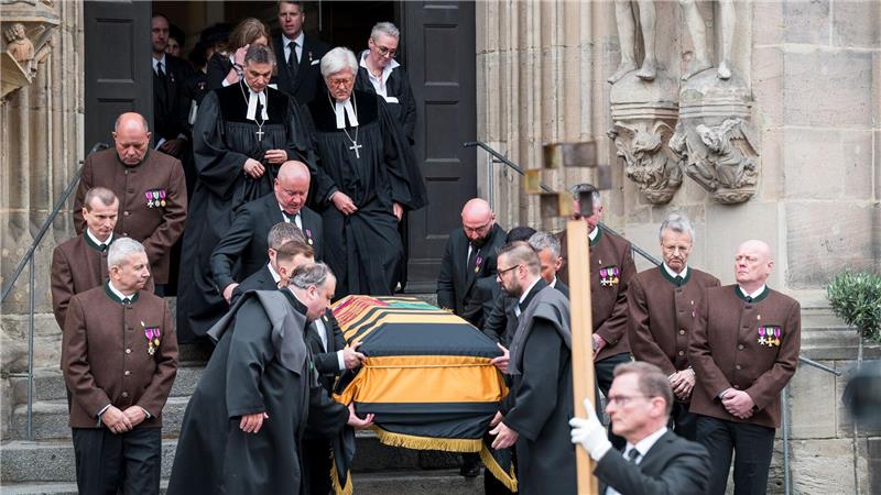 Schwedisches Königspaar nimmt Abschied von Prinz Andreas Den Trauergottesdienst feierte der frühere Vorsitzende des Rats der Evangelischen Kirche in Deutschland (EKD), Heinrich Bedford-Strohm.