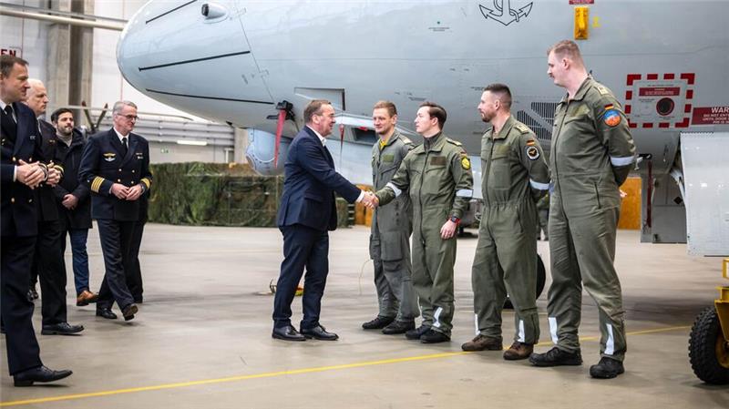 Neue Waffensysteme - 400 Millionen Euro für Marineflieger Der Bundesverteidigungsminister spricht mit Soldatinnen und Soldaten über die Herausforderung bei der Umstellung der Waffensysteme.