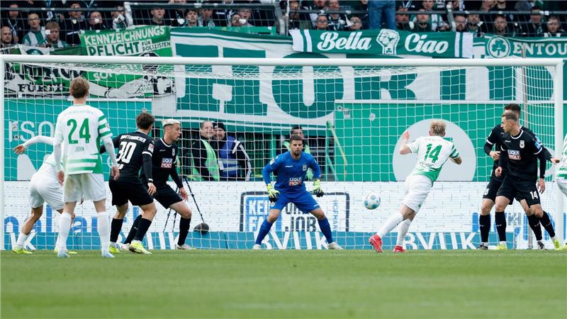 1:0 in Fürth: Großer Ulmer Sieg im Abstiegskampf Der Fürther Jomaine Consbruch (Nr. 14) schießt aufs Ulmer Tor.
