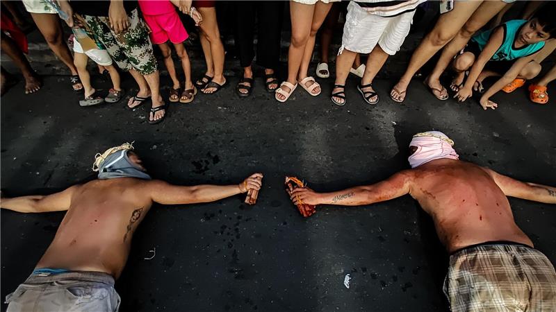 Blutige Karfreitags-Rituale auf den Philippinen Die katholische Kirche hält die Selbstkasteiung sie für eine extreme Fehlinterpretation des Glaubens hält.