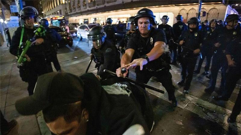 Krawalle in Los Angeles nach Final-Sieg der Dodgers Dodgers Fans und die Polizei in Los Angeles liefern sich Auseinandersetzungen.