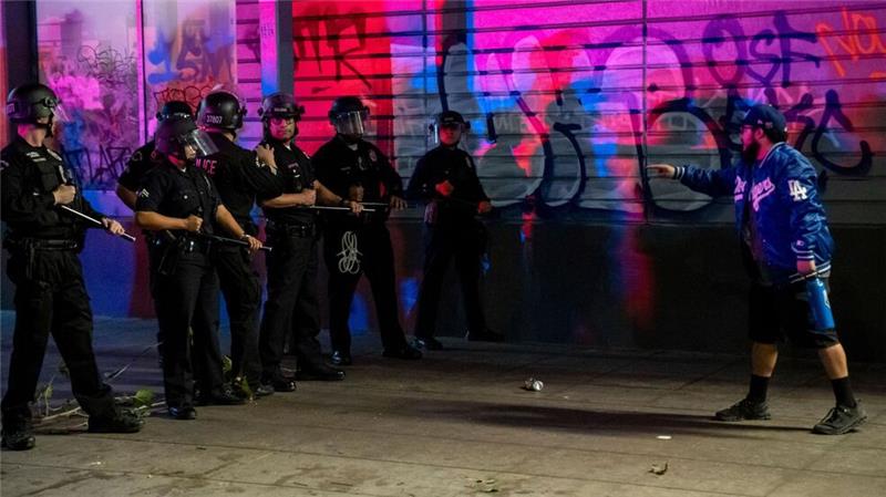 Krawalle in Los Angeles nach Final-Sieg der Dodgers Ein Dodgers-Fan setzt sich mit der Polizei auseinander.