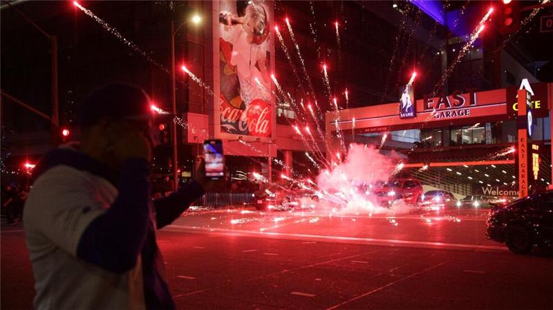Krawalle in Los Angeles nach Final-Sieg der Dodgers Ein Feuerwerk explodiert in Los Angeles.