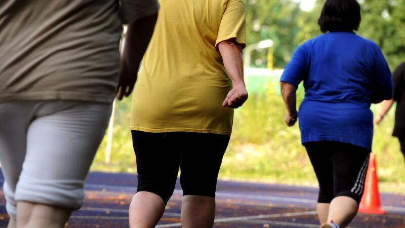 Hype um Abnehmspritze - ein Jahr „Wegovy“ in Deutschland Fachleute empfehlen, auch Sport zu treiben, um Gewicht zu verlieren. (Illustration)