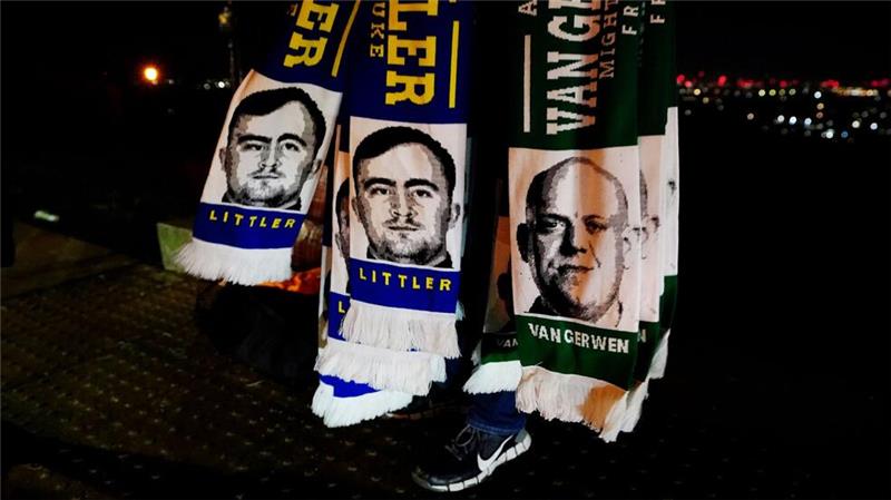 Fäuste und Tränen: Littler mit 17 Jahren Darts-Weltmeister Fan-Schals zum besonderen Finale.