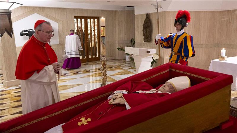 Der Papst ist tot: Wie geht es weiter? Franziskus wurde zunächst in der Kapelle seiner Residenz Santa Marta im Vatikan aufgebahrt.