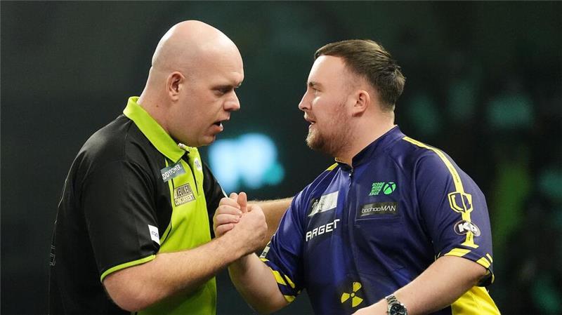 Fäuste und Tränen: Littler mit 17 Jahren Darts-Weltmeister Geben sich die Hand: Van Gerwen und Littler.
