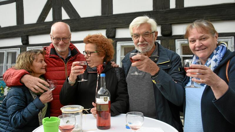 Flohmarkt und Weindorf sind auch ohne Musik Publikumsmagnete Gemütlich ging es auf dem Weindorf der Service-Clubs zu: Einen Rotling aus Franken genießen hier (v.li.) Heike und Karl-Heinz Möcker, Renate und Walfried Lucksch sowie Waltraut Ehlert.