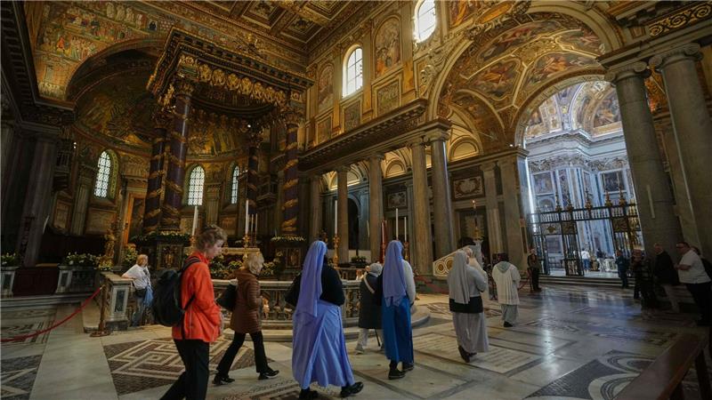 Der Papst ist tot: Wie geht es weiter? Gläubige und Nonnen gehen in der Basilika Santa Maria Maggiore, wo Papst Franziskus am 26. April beigesetzt wird.