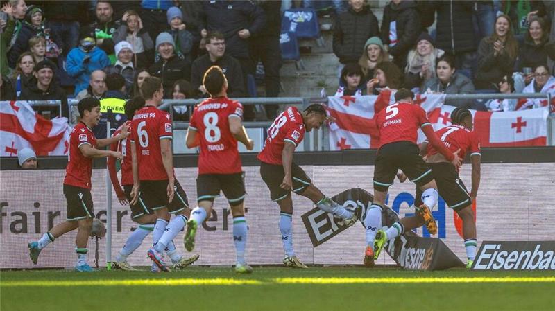 2:1 gegen den KSC: Hannover 96 neuer Tabellenführer Hannover 96 jubelt über die Tabellenführung in der 2. Bundesliga.