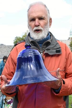 Flohmarkt und Weindorf sind auch ohne Musik Publikumsmagnete Hans-Dieter Hartmann aus Hornburg hatte so manches ungewöhnliche Objekt im Angebot.