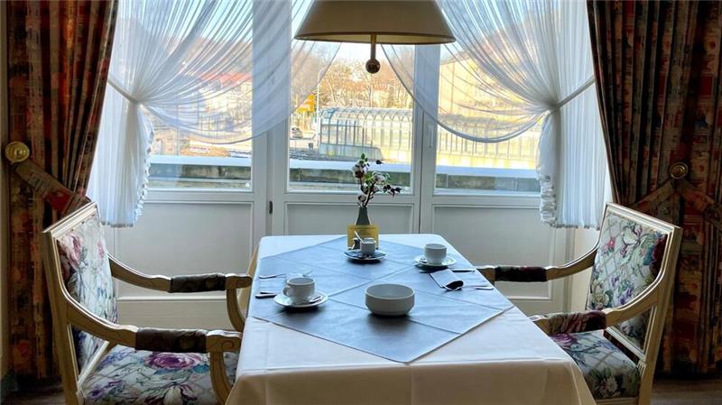 63 renovierte Zimmer – Hotel „Niedersächsischer Hof“ modernisiert Im Zuge der Renovierungsarbeiten sind die Stühle im „Niedersächsischen Hof“ neu bezogen worden.