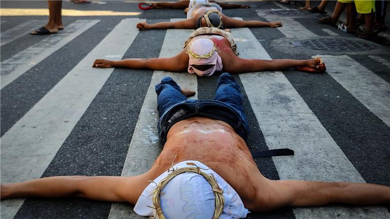 Blutige Karfreitags-Rituale auf den Philippinen Katholische Büßer geißeln sich am Karfreitag