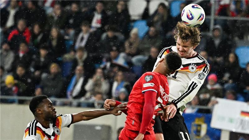 Prinzip Ketchupflasche: Fleißiger Woltemade als WM-Garant Kopfballstark mit 1,98 Metern: Torjäger Woltemade.