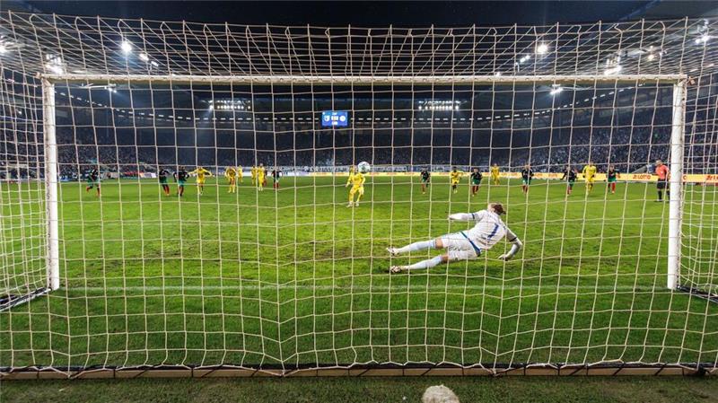 1. FC Magdeburg trotz Patzers Zweitliga-Spitzenreiter Lino Tempelmann von Eintracht Braunschweig verwandelt Strafstoß zum 1:1 gegen Magdeburgs Torwart Dominik Reimann (r).