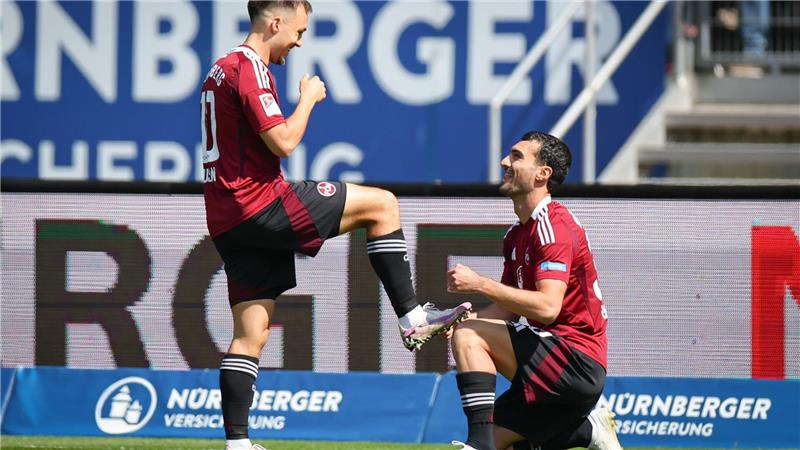 Paderborn meldet sich zurück - 3:2 beim 1. FC Nürnberg Mahir Emreli (r) wurde vor seinem Tor von Julian Justvan bedient.