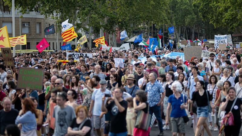 Protest in Barcelona: „Tourists go home“ „Mehr Fahrräder, weniger Flugzeuge“ lautet eine der Forderungen der Demonstranten in Barcelona.