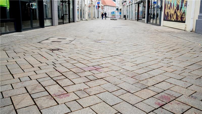 „Du wurdest uns genommen“ – Trauer um getöteten Lorenz Nach den tödlichen Schüssen sind Blutspuren in der Innenstadt zu sehen. (Archivfoto)