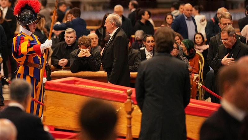 Abschied von Franziskus - Rom vor großer Trauerfeier Noch einmal warfen Zehntausende einen letzten Blick auf Franziskus.