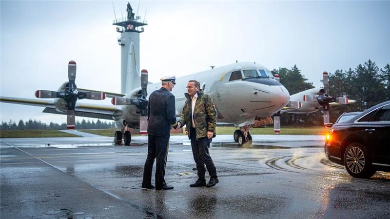 Neue Waffensysteme - 400 Millionen Euro für Marineflieger Pistorius informiert sich über den aktuellen Stand der Flotte.