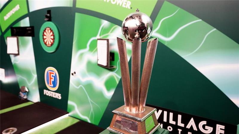 Fäuste und Tränen: Littler mit 17 Jahren Darts-Weltmeister Pokal und Scheibe im Alexandra Palace.