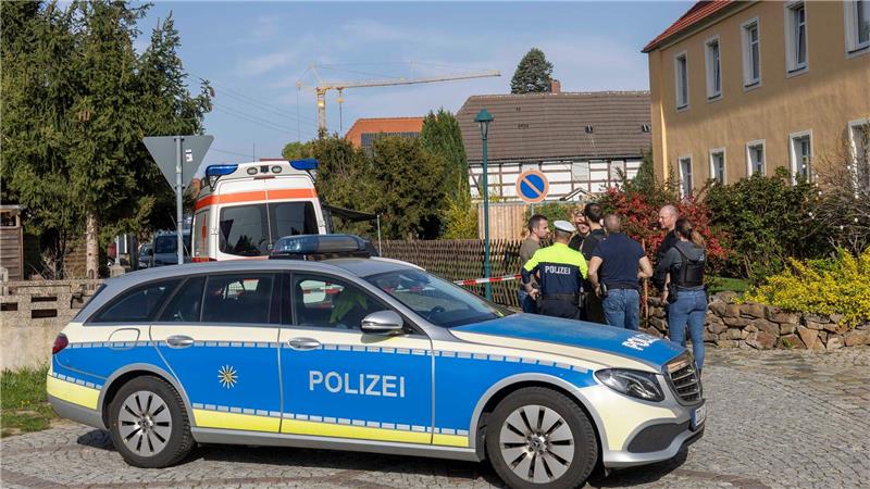 Tödliches Gift hergestellt: Jugendlicher im Visier Razzia in Sachsen: Ein Jugendlicher soll Gift im Haus seiner Eltern gelagert haben.