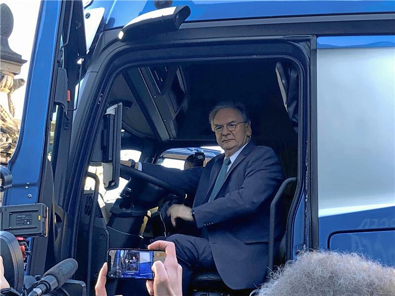 Mega-Summe: Daimler schafft 450 neue Jobs im Harz Reiner Haseloff am Steuer. Foto: Stade