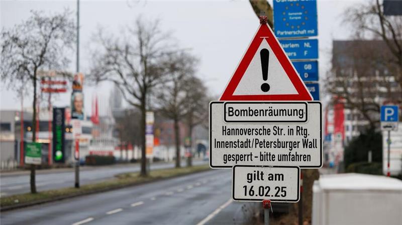 Bomben in Osnabrück beseitigt - Bewohner können zurück Schilder weisen auf das Sperrgebiet hin.