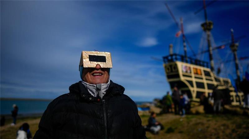 Menschen in Südamerika sehen ringförmige Sonnenfinsternis Spezielle Brillen sind wichtig, um eine Sonnenfinsternis zu beobachten.