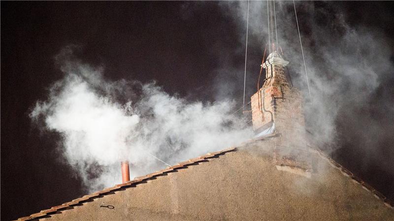 Der Papst ist tot: Wie geht es weiter? Steigt weißer Rauch auf, ist klar: Es gibt einen neuen Papst. (Archivbild)