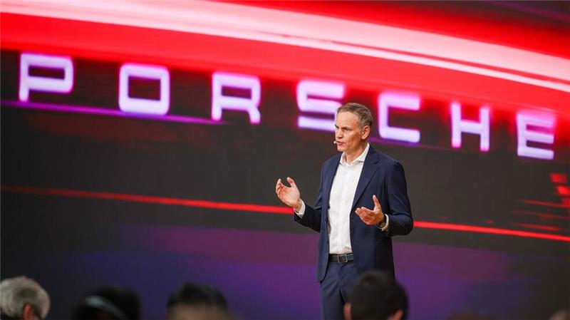 Warum Porsche wieder mehr auf Verbrenner setzt Unter seiner Führung investiert Porsche wieder in die Entwicklung von Verbrenner-Fahrzeugen: Chef Oliver Blume. (Archivbild)