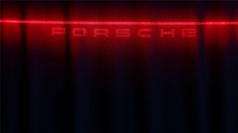 Warum Porsche wieder mehr auf Verbrenner setzt Vergangenes Jahr wurde die zweite Generation des E-Modells Taycan vorgestellt. Bei den Verkaufszahlen gebe es aber noch Luft nach oben. (Archivbild)