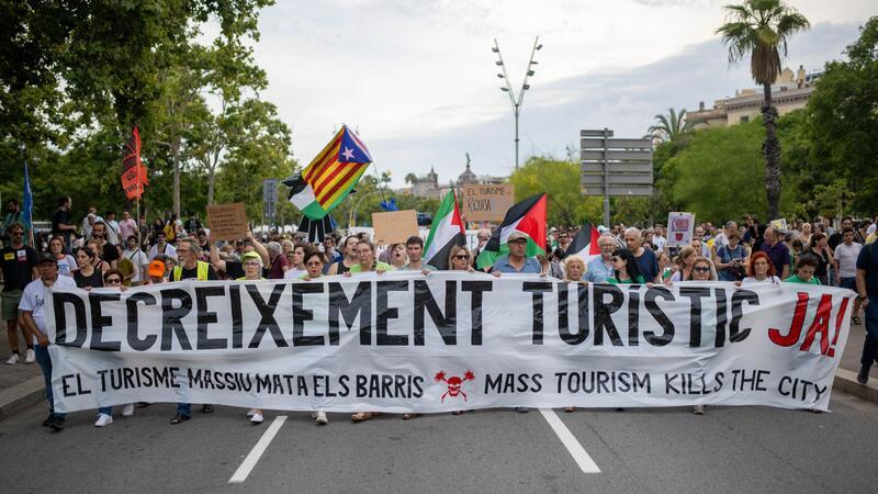 Protest in Barcelona: „Tourists go home“ Von einer „Verminderung des Massentourismus jetzt“ erhoffen sich viele Menschen einen bezahlbareren Wohnraum.