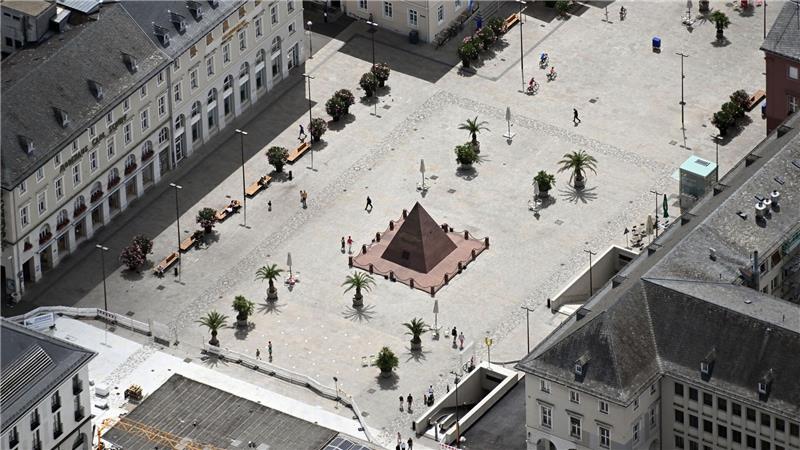 Der gestresste Stadtbaum - Was ihm helfen kann Wenig Grün auf dem Karlsruher Marktplatz - wenn darunter eine U-Bahn fährt, haben Baumwurzeln keinen Raum.