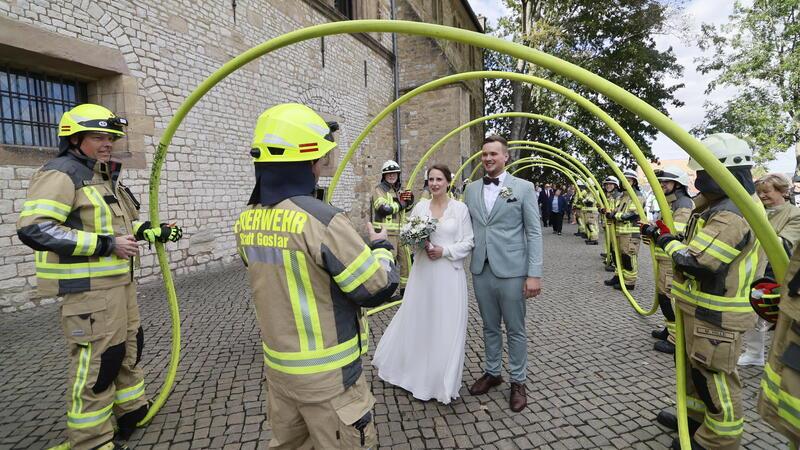 Flohmarkt und Weindorf sind auch ohne Musik Publikumsmagnete Wer sich beim Flohmarkt aufhielt, konnte am Samstag zahlreiche Brautpaare betrachten, für die allerhand aufgeboten wurde, hier für das Brautpaar Rehse.
